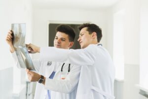 Gydymas be operacijos ką siūlo nugaros skausmo klinika
